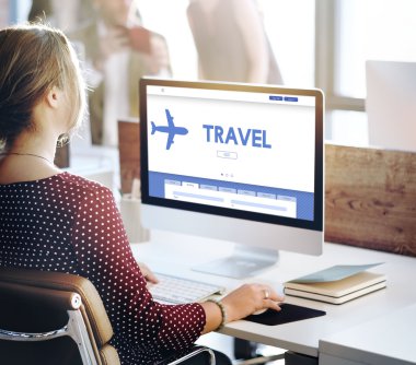 işkadını üstünde bilgisayar seyahat ile çalışma