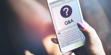 elinde akıllı telefon