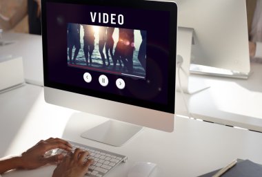 Bilgisayar klavyesinde yazan kadın elleri