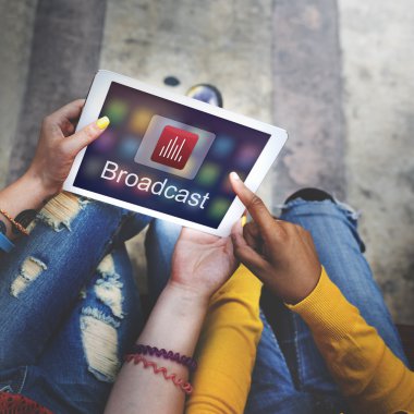 Dijital tablet kullanan kız öğrenciler