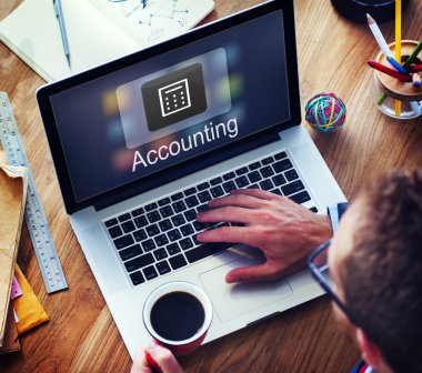 Bilgisayar kullanan adam 