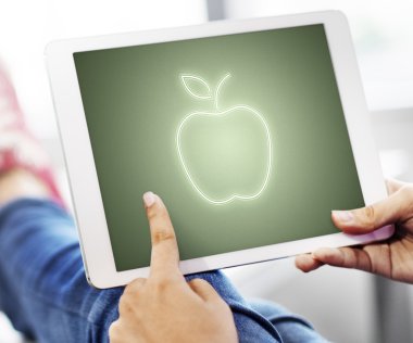 Dijital tablet elinde olan kişi