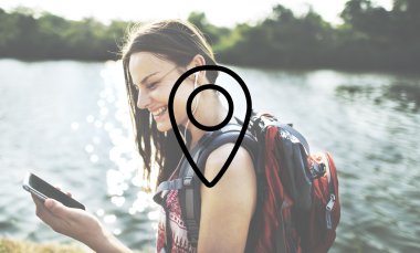 sırt çantası ile genç kız