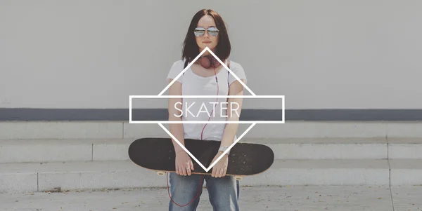 Menina com skate — Fotografia de Stock