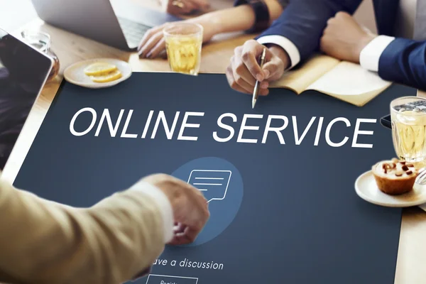 Menschen diskutieren über Online-Service — Stockfoto