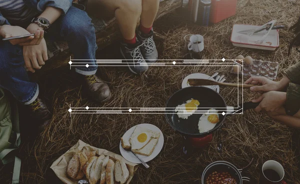 Beste Freunde kochen im Freien — Stockfoto