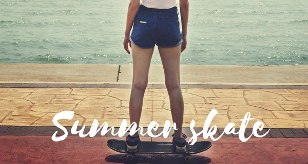 Девушка в шортах катается на скейтборде — стоковое фото