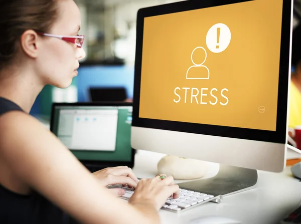 Femme d'affaires travaillant sur ordinateur avec stress — Photo