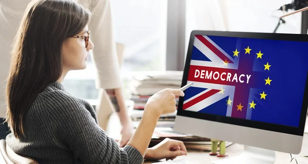 Mujer mostrando en monitor con Democracia — Foto de Stock