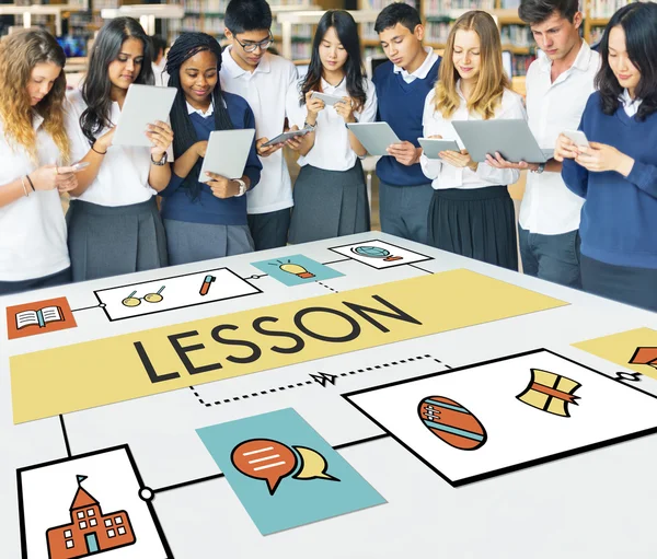 Diversity-Studenten mit digitalen Gadgets — Stockfoto