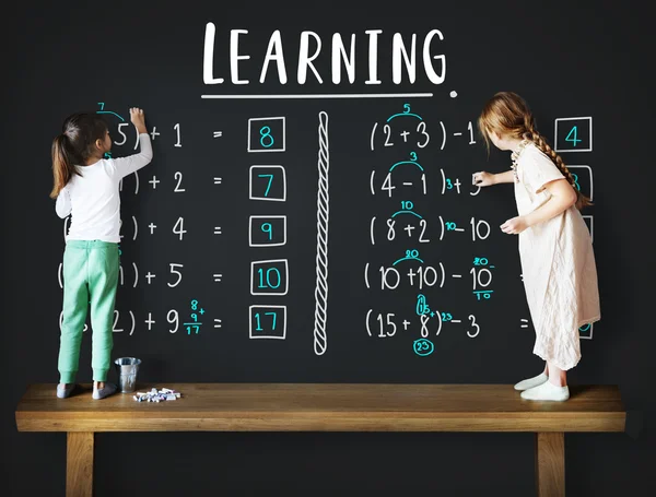 Schattig zusters tekening op blackboard — Stockfoto