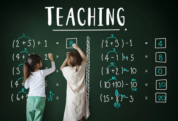 Schattig zusters tekening op blackboard — Stockfoto