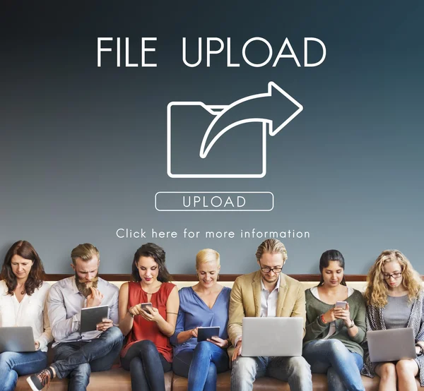 Persone si siedono con i dispositivi e File Upload — Foto Stock