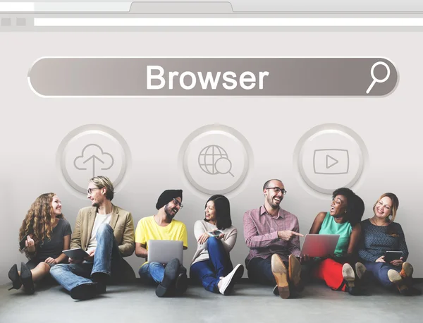 Diversità amici vicino al muro con il browser — Foto Stock