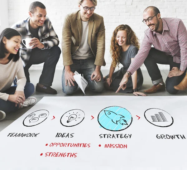 Ontwerpers werken met poster en strategie — Stockfoto