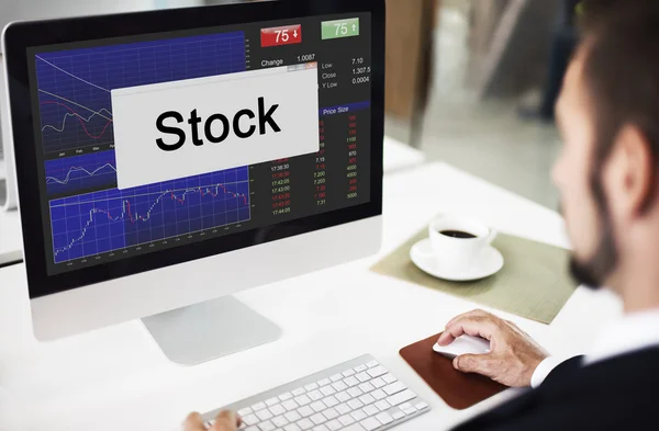Počítač s akciemi na monitoru — Stock fotografie