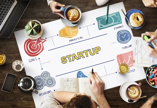 Tavolo con poster con startup — Foto Stock