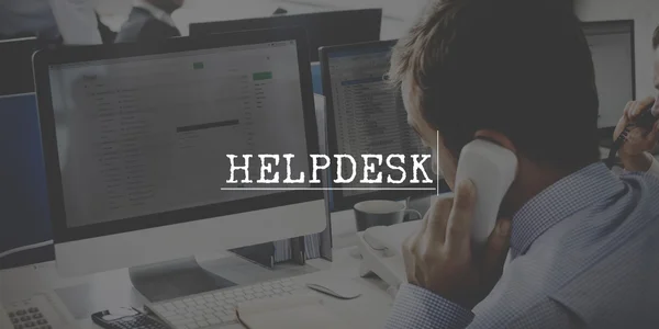 Geschäftsmann arbeitet am Computer mit Helpdesk — Stockfoto