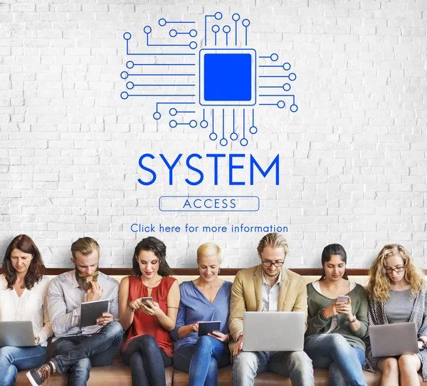 Mensen zitten met apparaten en systeem — Stockfoto