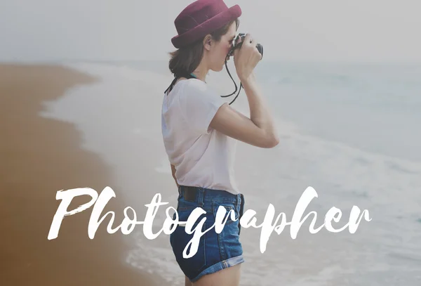 카메라에 사진을 만드는 여자 — 스톡 사진
