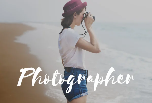 Menina fazendo fotos na câmera — Fotografia de Stock