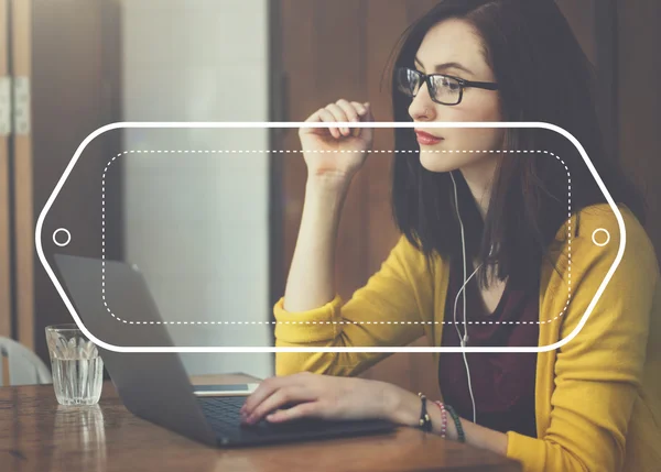 Jonge vrouw werken met laptop — Stockfoto