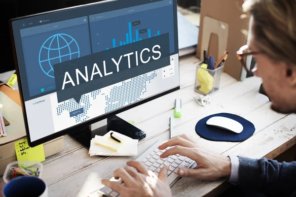 Analytics ile bilgisayarda çalışan iş adamı — Stok fotoğraf