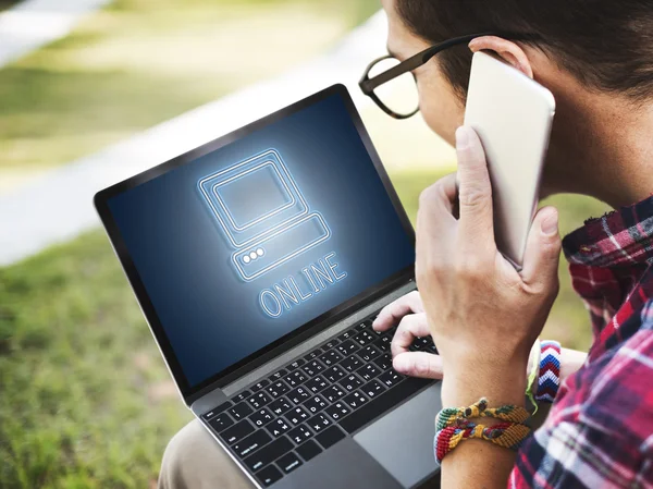 Hombre usando dispositivos digitales — Foto de Stock