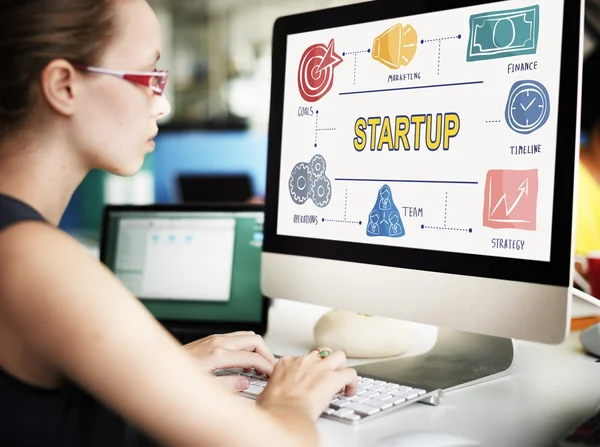 Affärskvinna arbetar på dator med start — Stockfoto