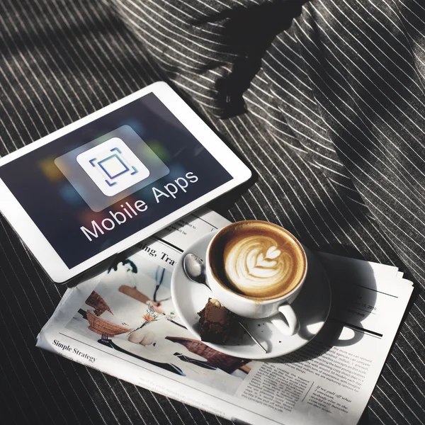 Kaffe, avis og Digital Tablet - Stock-foto