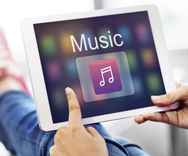 Dijital tablet elinde olan kişi