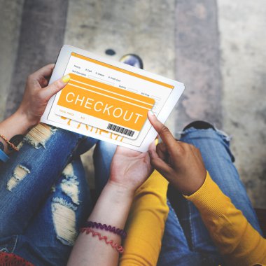 Dijital tablet kullanan kız öğrenciler