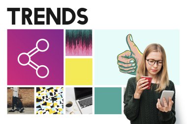 Akıllı telefon kullanan sarışın kız