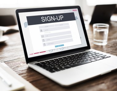 Laptop ahşap masada.