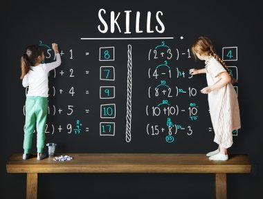 Şirin kız yazı tahtası üzerinde çizim