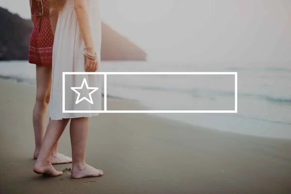 Vrouwen blote voeten op het strand — Stockfoto