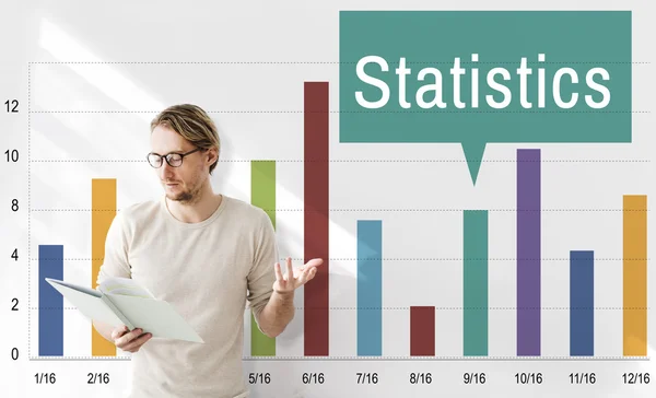 Zakenman werkt met statistieken — Stockfoto