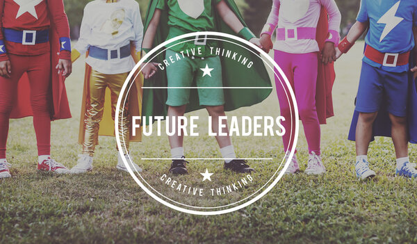 Дети-супергерои играют вместе
