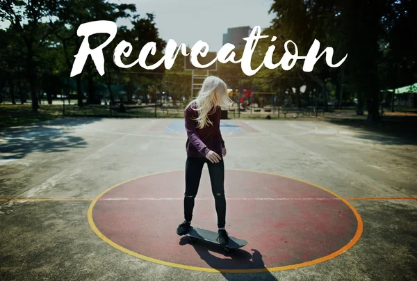 Blond meisje rijden op skateboard — Stockfoto