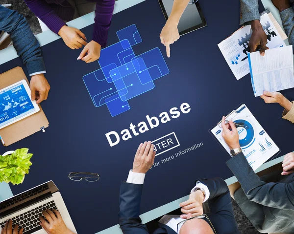 Mensen uit het bedrijfsleven werken met Database-Concept — Stockfoto