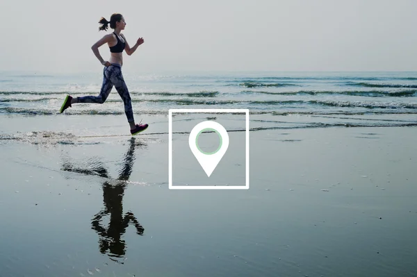 Femme en leggings courir sur la plage — Photo