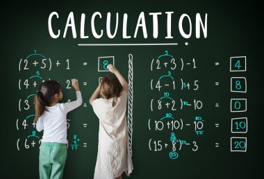 Şirin kız yazı tahtası üzerinde çizim