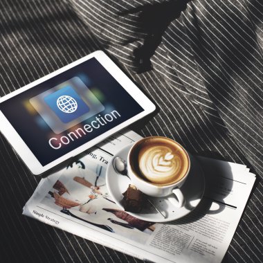 kahve, gazete ve dijital Tablet 