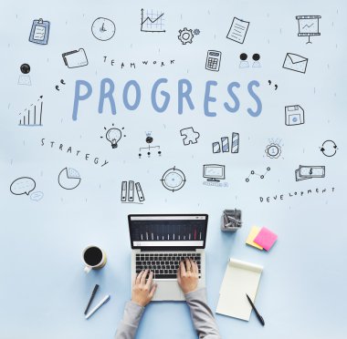 laptop ile çalışan kişi 