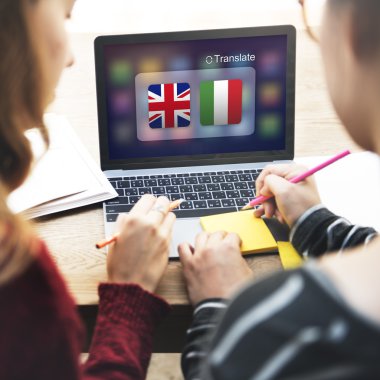 laptop ile çalışan kızlar