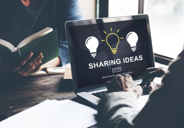 Dizüstü bilgisayarla çalışan adam 