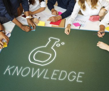 Öğrenciler üniversitede beyin fırtınası