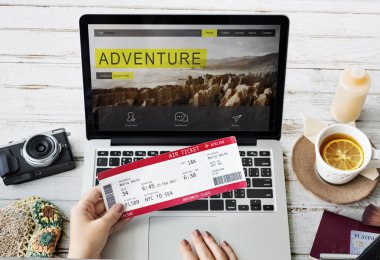 Dizüstü bilgisayar kullanarak uçak bileti ile kız