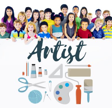 Gülümseyen şirin farklı çocuklar