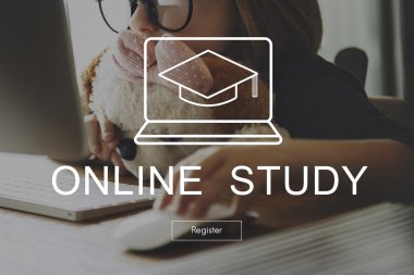 Küçük kız oyuncakla bilgisayar kullanarak